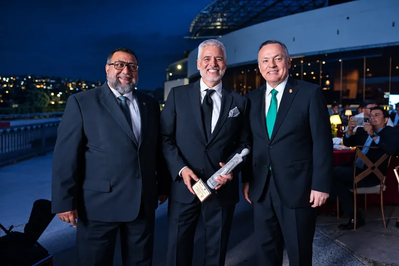 Dr. Ariel Ortiz Lagardere holding the Galardón al Mérito Turístico \u201cPersona 2025\u201d at the Gala del Mérito Turístico 2026, Tijuana.