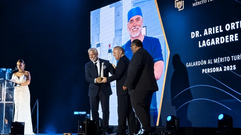 Dr. Ariel Ortiz Lagardere receiving the Galardón al Mérito Turístico “Persona 2025” at COTUCO's Gala del Mérito Turístico 2026 in Tijuana.